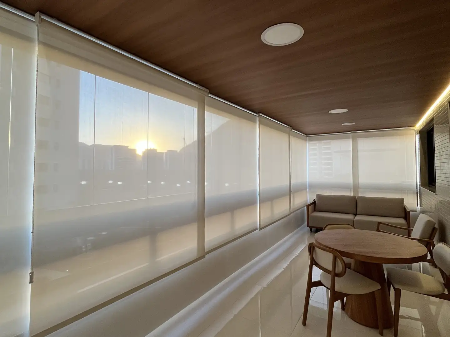 Tela solar: varanda com telas solares fechadas filtrando o sol do fim da tarde