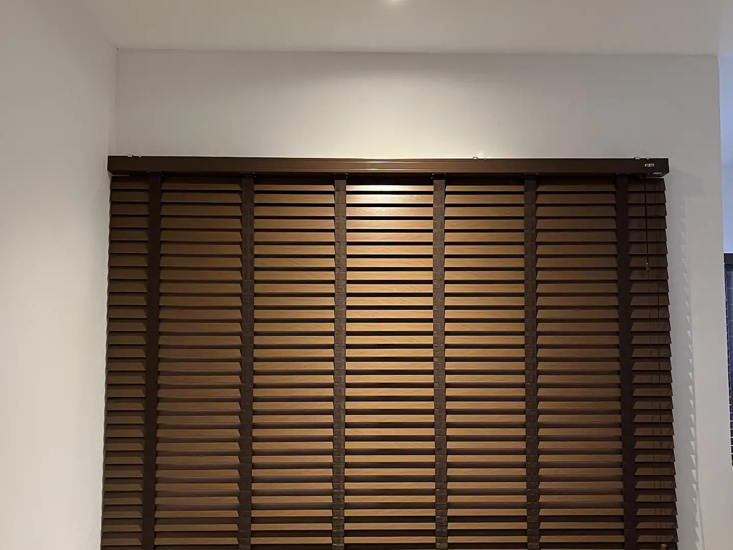 Modelos de persianas: persiana horizontal de madeira com as lâminas fechadas